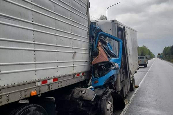 Водитель грузовика погиб в аварии с тягачом на трассе А-376 в Хабаровском крае