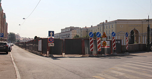 На участке строительства улицы 65 лет Победы в Барнауле устраивают бортовой камень