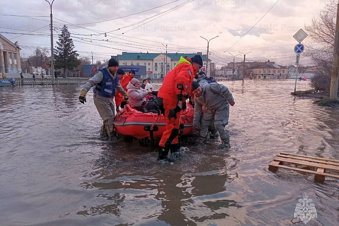 Паводок в Оренбуржье: подтоплено 40 мостов, эвакуация жителей, разрушение дамбы в Орске