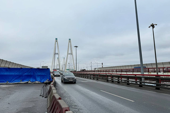 На вантовом мосту на КАД Петербурга ремонтируют деформационный шов