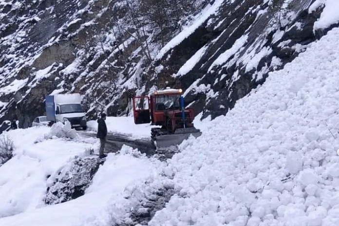 Последствия схода лавин ликвидируют на дорогах в Дагестане