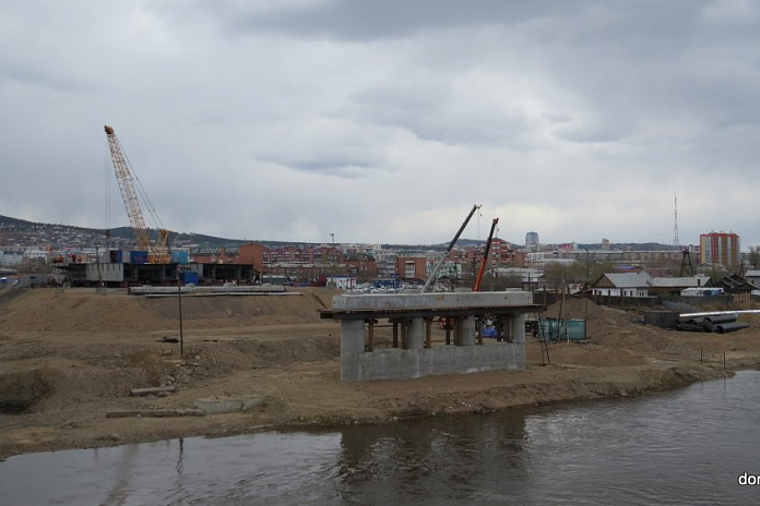 Подрядчик возводит опоры моста через реку Джида в Бурятии