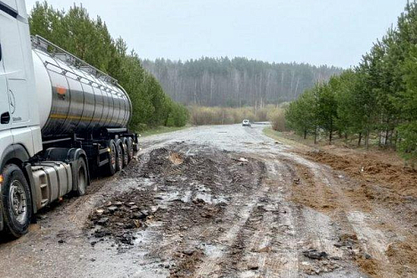 До середины мая ограничили движение грузовиков по двум дорогам в Новосибирской области