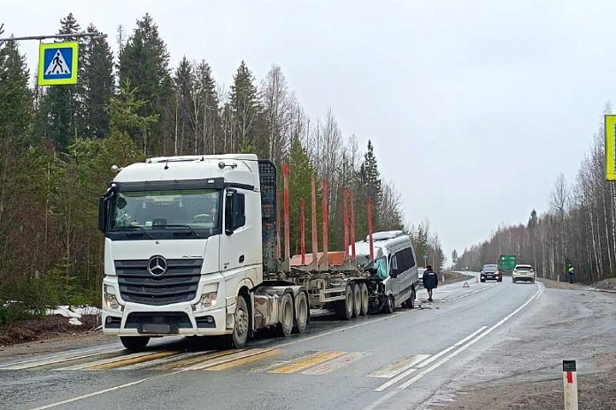 Водитель и четыре пассажира микроавтобуса пострадали в ДТП в Прикамье