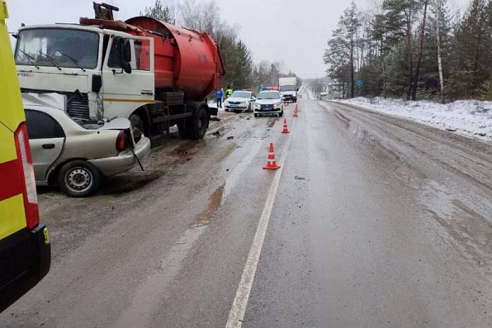 Водитель и пассажир легковушки погибли в ДТП с грузовиком во Владимирской области