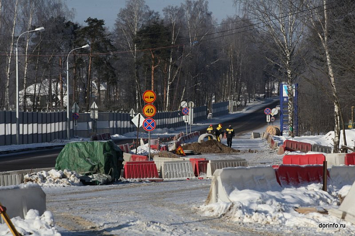 Шкафные стенки устраивают на мосту через реку Льняная в Новгородской области