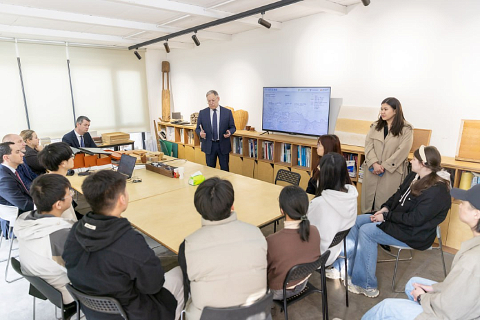 Глава российского «Автодора» выступил с лекцией в Пекинском университете