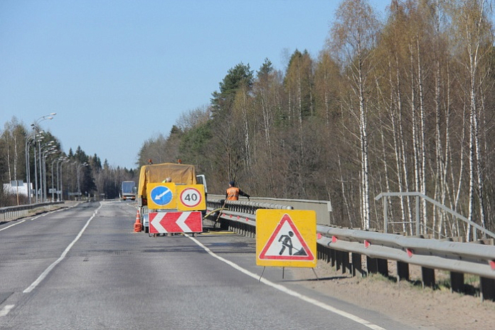 При ремонте моста через реку Лужонка в Новгородской области бетонируют открылки опор