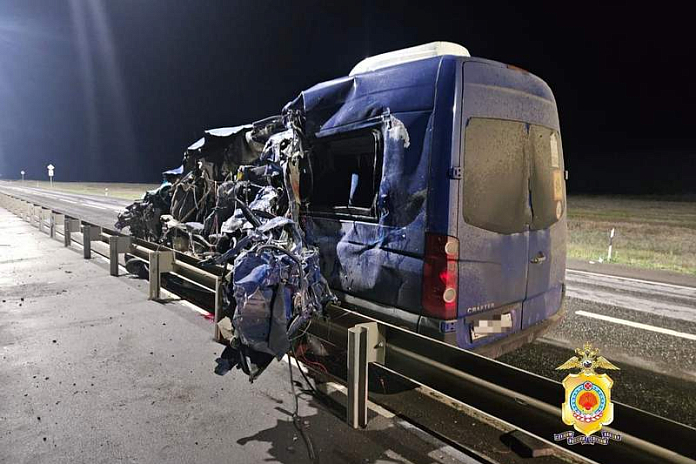 Семь человек погибли в ночной аварии на трассе Р-22 Каспий в Калмыкии