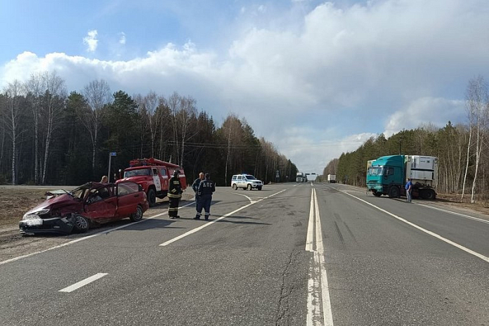 Женщина-водитель иномарки погибла в аварии с КАМАЗом на трассе Р-176 в Кировской области