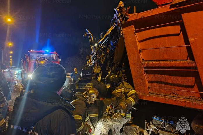 Двое погибли, 13 пострадали в ДТП с автобусом и снегоуборочной техникой в Ленобласти