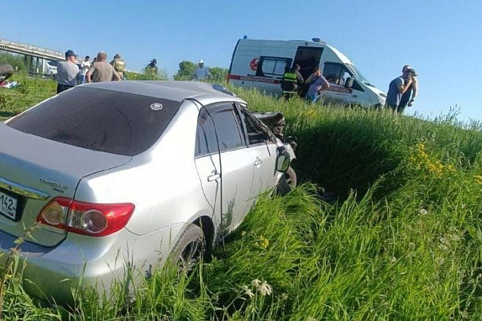 Пять пассажиров автобуса доставлены в больницу после ДТП с иномаркой в Кемеровской области