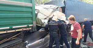 На Кубани легковушку зажало между двумя большегрузами: погибли три человека