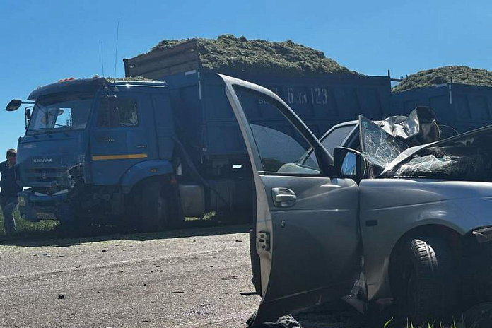 Две смертельные аварии с легковушками и грузовиками произошли на Кубани 22 мая