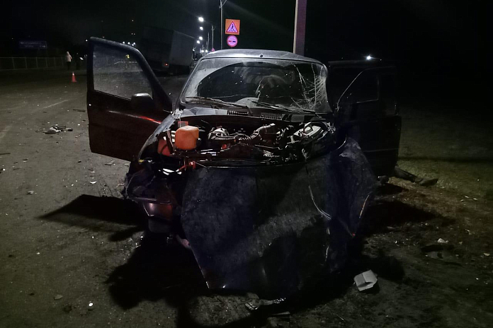 Пассажир машины Chevrolet Niva погиб в аварии с грузовиком на трассе в Воронежской области