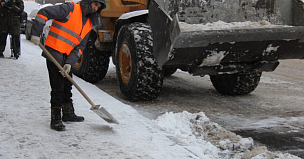 Более 800 машин чистят дороги Петербурга 1 февраля