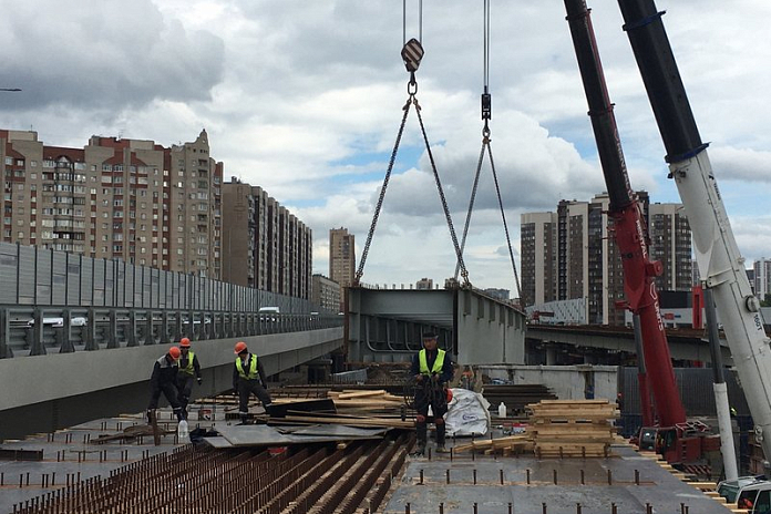 На Московско-Дунайской развязке в Петербурге смонтировали пролет путепровода через Дунайский проспект