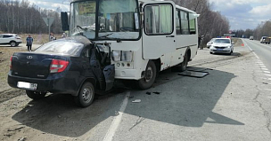 Водитель легковушки погиб в ДТП с автобусом на трассе в Новосибирской области 