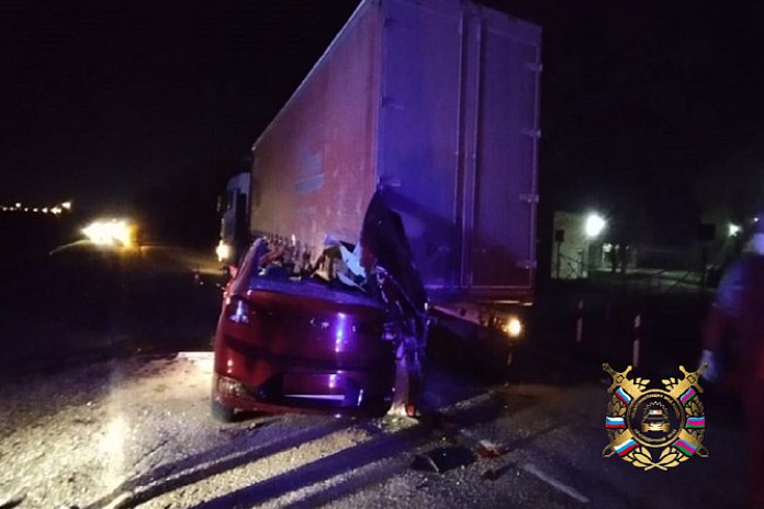 Водитель и пассажир иномарки погибли в ДТП с большегрузом на Кубани
