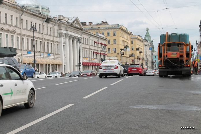 Почти 27 тыс. литров шампуня ушло на промывку дорог Петербурга за неделю