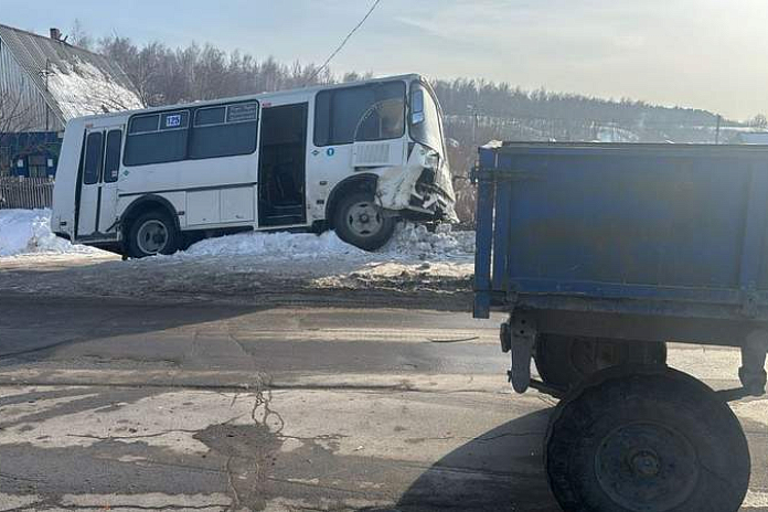 Маршрутный автобус попал в ДТП с трактором в Искитиме Новосибирской области