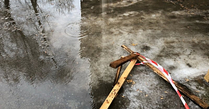Талые воды размыли дорогу и подтопили мост в деревне Новохудяково Кемеровской области