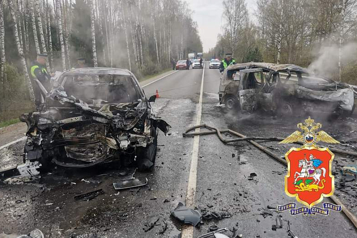 Легковушки загорелись после ДТП на трассе А-104 в Подмосковье: двое погибли