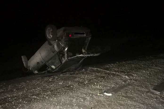 ВАЗ опрокинулся ночью в Новосибирской области: водитель погиб