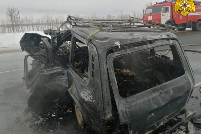«Нива» загорелась после ДТП с фурой на трассе в Оренбуржье: двое погибли