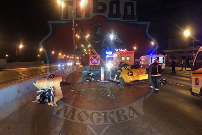 Пассажир такси погиб в ДТП на МКАД в Москве