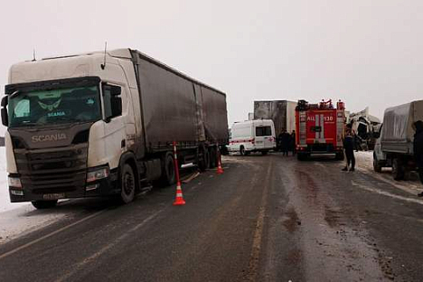 Водитель КАМАЗа погиб в аварии с большегрузом на трассе Р-402 в Тюменской области