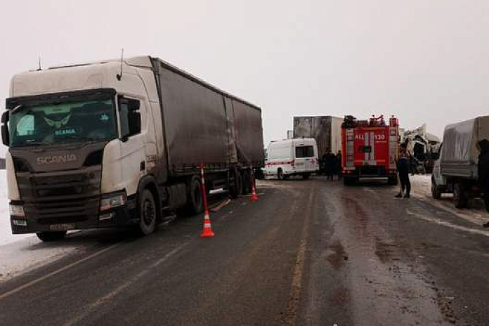 Водитель КАМАЗа погиб в аварии с большегрузом на трассе Р-402 в Тюменской области
