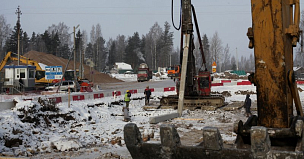 Земляные работы ведут на участке строительства дороги по улице Фармана Салманова в Нижневартовске