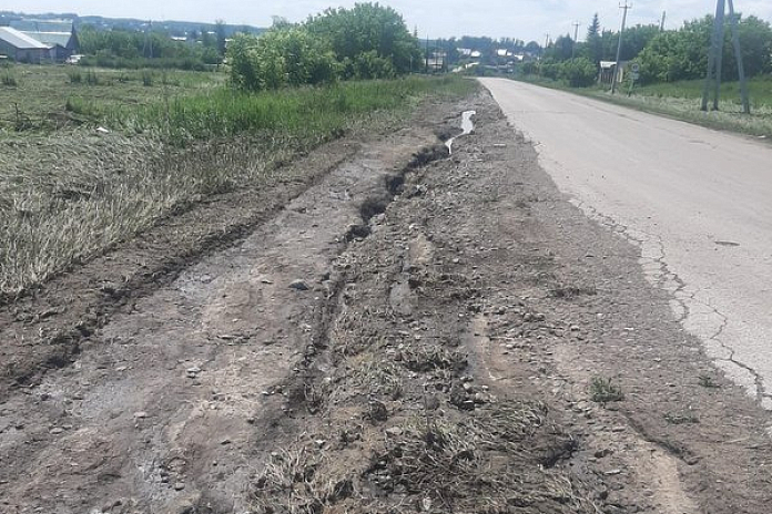 Ливни размыли обочину дороги в Ордынском районе Новосибирской области