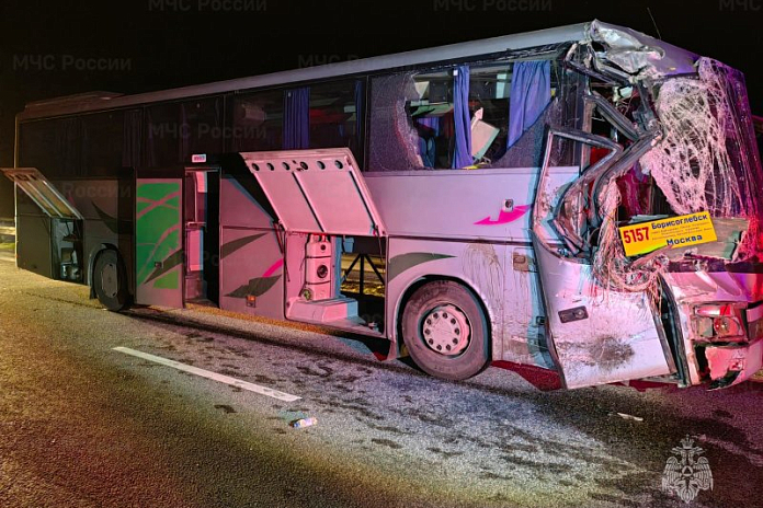 Два рейсовых автобуса попали в ночную аварию на трассе М-4 Дон в Тульской области