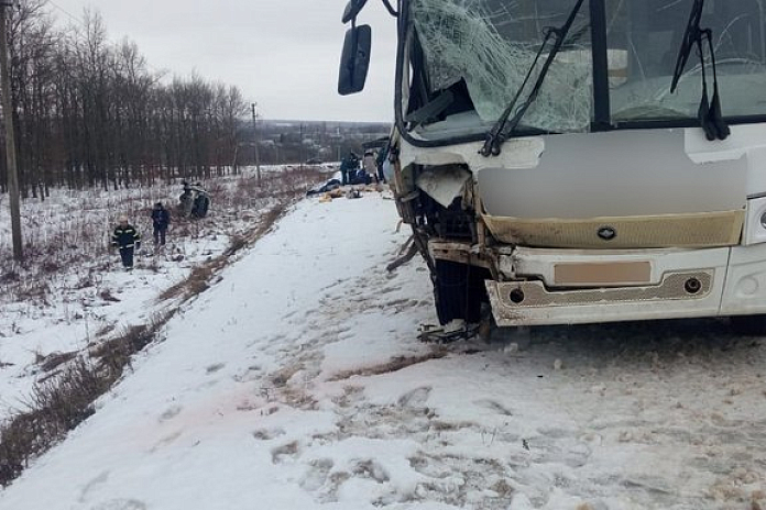 Двое погибли в ДТП с микроавтобусом и автобусом в Липецкой области