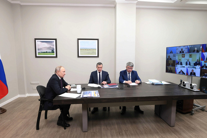 Президент России провел совещание по вопросам дорожного развития дальневосточных городов 
