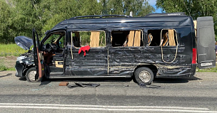 Микроавтобус с туристами попал в ДТП на Алтае: один человек погиб