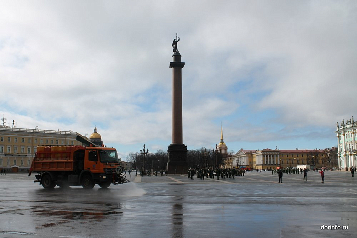 На уборку дорог Петербурга с начала теплого сезона ушло более 700 тыс. кубометров воды