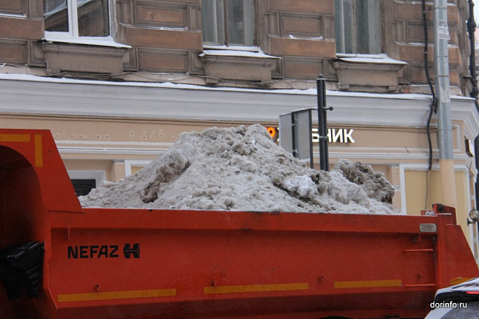 С дорог Подмосковья вывезли 500 тыс. кубометров снега в декабре