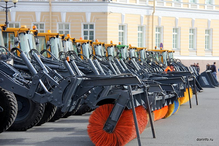 Дорожные предприятия Петербурга получат 265 уборочных машин нового поколения
