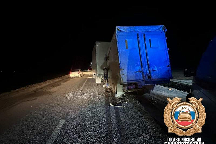 Водитель фургона погиб в аварии с грузовиком на трассе в Башкирии