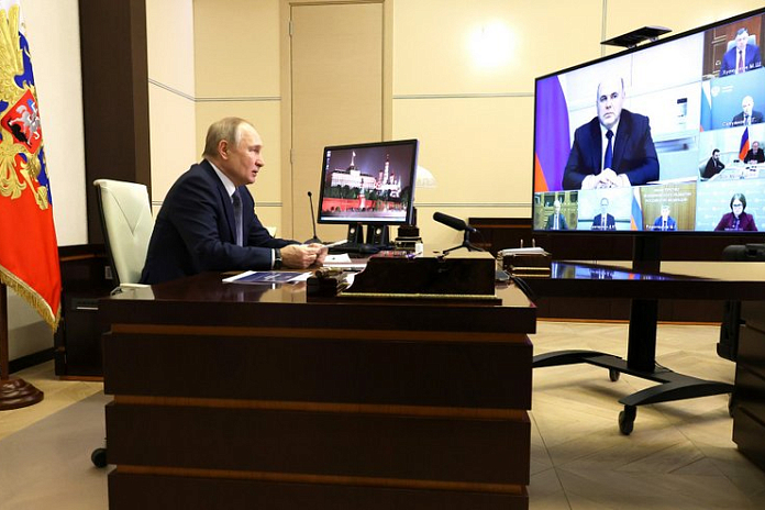 Во время совещания по экономическим вопросам Владимир Путин призвал ускорить дорожное строительство