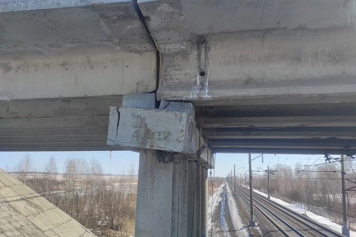 Перекрыли путепровод в Каргате Новосибирской области из-за дефектов