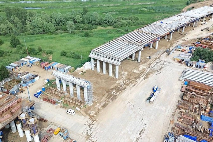 Балки пролетного строения моста через Каму в Татарстане смонтированы наполовину