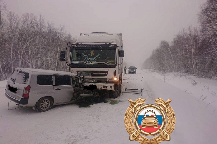 В утренней аварии на трассе А-393 на Сахалине погиб человек