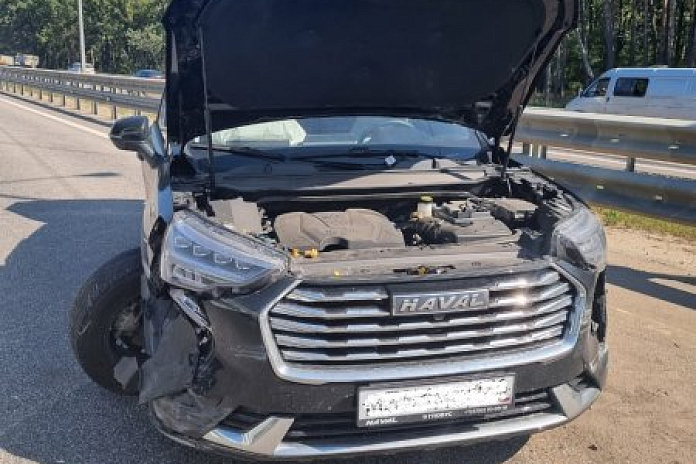 Водитель иномарки спровоцировал аварию на трассе М-4 Дон в Воронежской области и скрылся