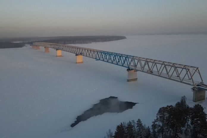 Высокогорский мост через Енисей в Красноярском крае строят круглосуточно в две смены