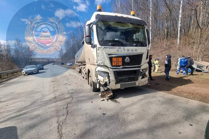 Водитель и пассажирка из легковушки погибли в ДТП с грузовиком в Татарстане