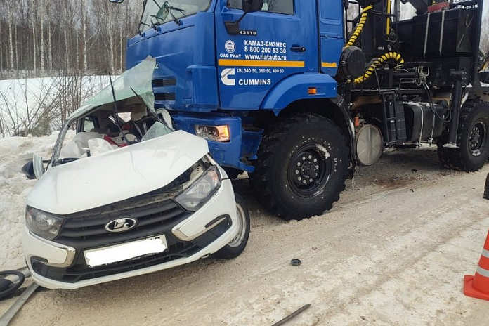 В ДТП с легковушкой и грузовиком в Кировской области погибли два человека